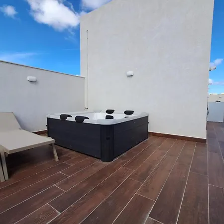 Apartment Penthouse Retreat For Couples In Historic Mosta *