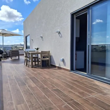 Penthouse Retreat For Couples In Historic Mosta *