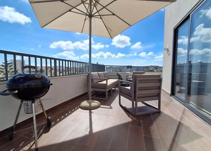 Penthouse Retreat For Couples In Historic Mosta アパート *